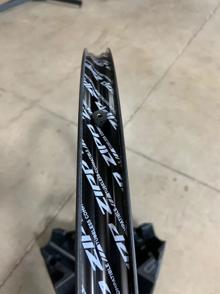 Zipp 303 Firecrest Disc Brake Tubeless Wheelset SRAM/SHIMANO 2022 10 Zipp 303 Firecrest Disc Brake Tubeless Wheelset SRAM/SHIMANO 2022 - Image 10