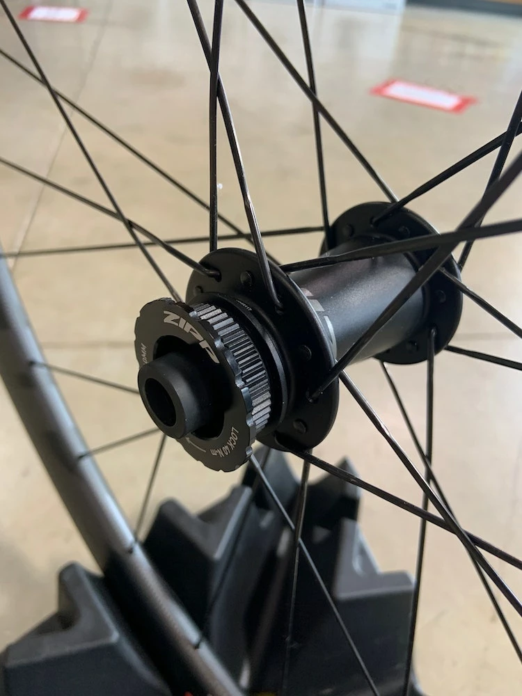 Zipp 303 Firecrest Disc Brake Tubeless Wheelset SRAM/SHIMANO 2022 8 Zipp 303 Firecrest Disc Brake Tubeless Wheelset SRAM/SHIMANO 2022 - Image 8