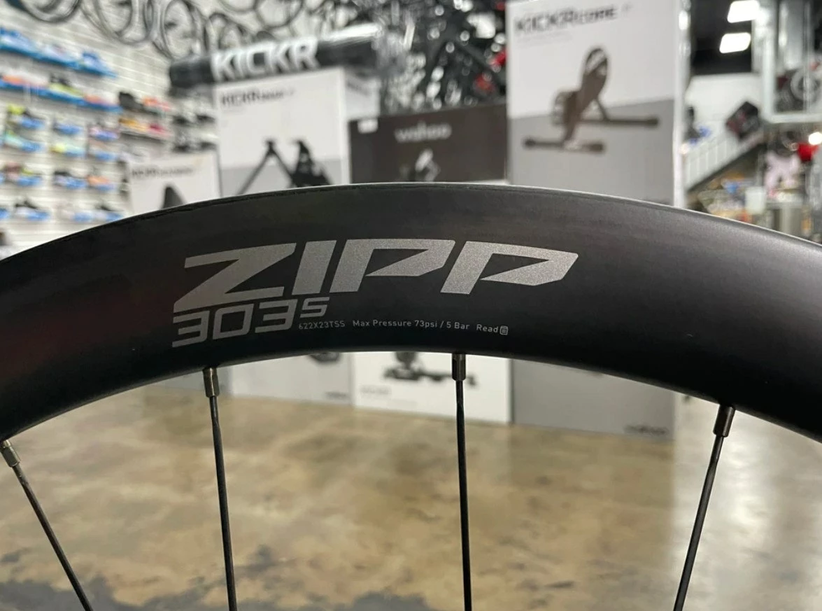 Zipp 303S Carbon Disc Wheelset - Image 2